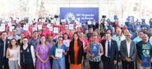 Entrega Gobernadora apoyos a comerciantes y escrituras a familias irapuatenses