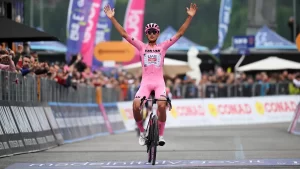 Isaac del Toro mantiene el liderato del Giro de Italia y escribe una página histórica para el ciclismo mexicano