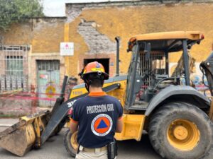 Demuelen vivienda en riesgo de colapso en el Centro de Irapuato; autoridades cuentan con permiso del INAH