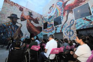 Un mural gigante celebra los 9 años del Teatro de la Ciudad