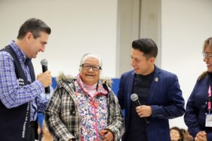 Transformando visiones: entregan 9 mil anteojos a personas adultas en Guanajuato