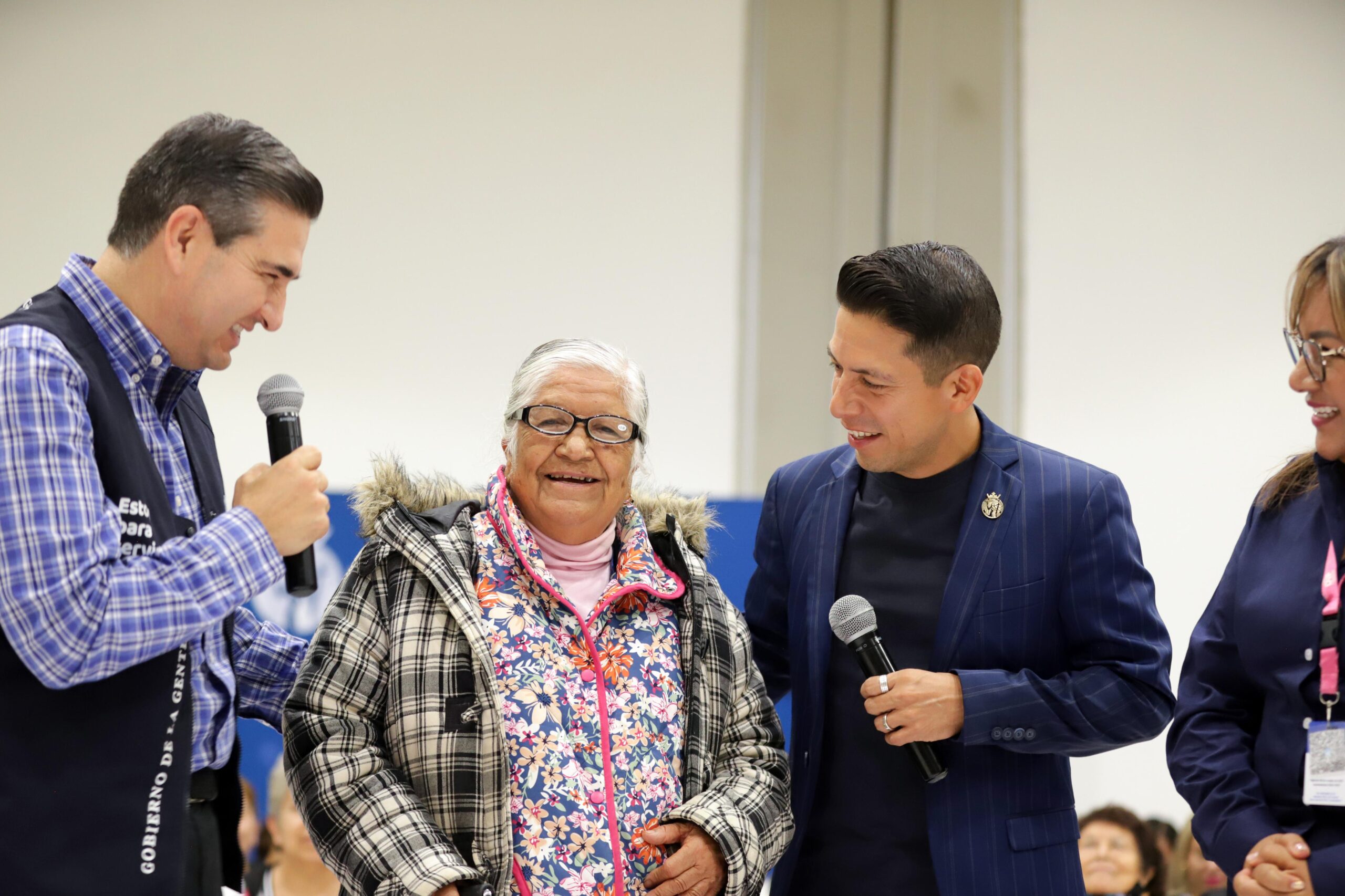 Transformando visiones: entregan 9 mil anteojos a personas adultas en Guanajuato