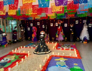 Alumnos de la Escuela Federal No. 1 celebran con alegría el Día de Muertos