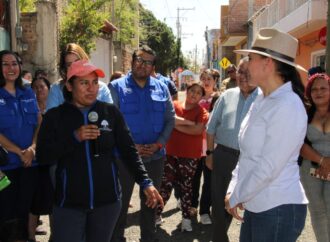 Alcaldesa de Irapuato supervisa pavimentación en Santa Elena de la Cruz