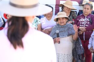 Lorena Alfaro supervisa pavimentación en Cuchicuato y entrega cuartos adicionales en La Caja
