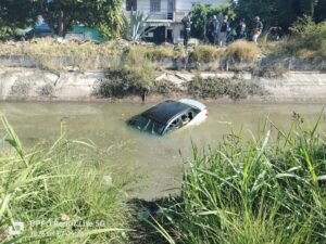 Auto cae a canal en la zona de la Central de Abasto de Irapuato; dos ocupantes logran salir con vida